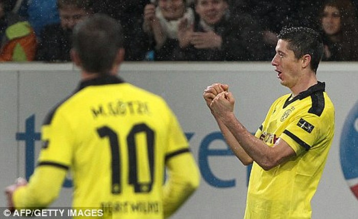 Hợp đồng của Lewandowski với Dortmund sẽ kết thúc vào mùa hè năm 2014, tức thời điểm tháng 1 và mùa hè 2013 tới đây sẽ là lúc tên của anh xuất hiện trên thị trường chuyển nhượng. Ở Dortmund, Lewandowski nhận lương thấp hơn so với 2 người đồng đội ở hàng tiền vệ là Marco Reus và Mario Gotze, mỗi người nhận 3.28 triệu bảng/năm trong khi Lewandowski nhận hơn 2 triệu bảng/năm.